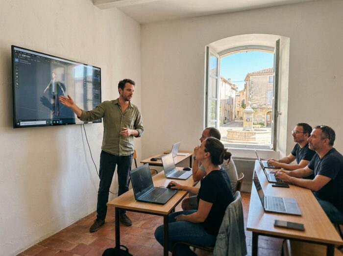 Formateur en animation 3D donnant un cours dans une petite école dans une ville de taille moyenne du sud de la France